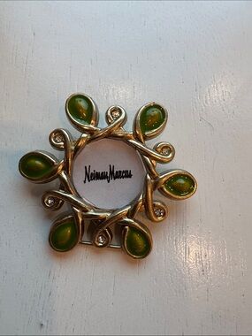 Jay Strongwater multifunctional piece.Use as clip on jewelry or stand as frame.